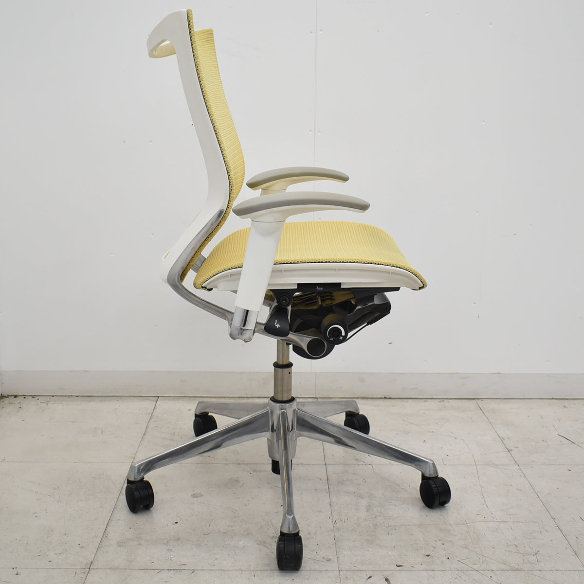 【中古】[難有]オカムラ　バロン　ローバック　可動肘　イエロー　2026070902【中古オフィス家具】
