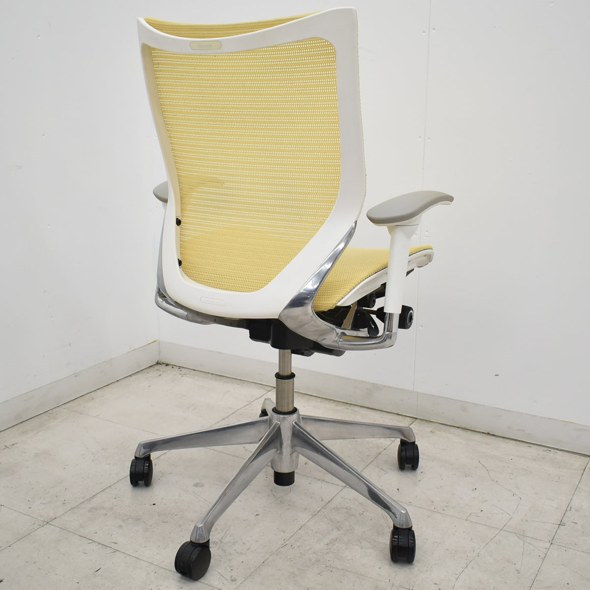 【中古】[難有]オカムラ　バロン　ローバック　可動肘　イエロー　2026070902【中古オフィス家具】
