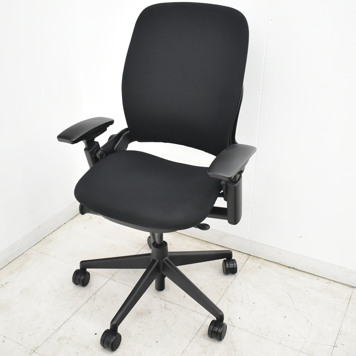 【中古】スチールケース　リープＶ２　可動肘　ＵＳモデル　ブラック　2026070904【中古オフィス家具】