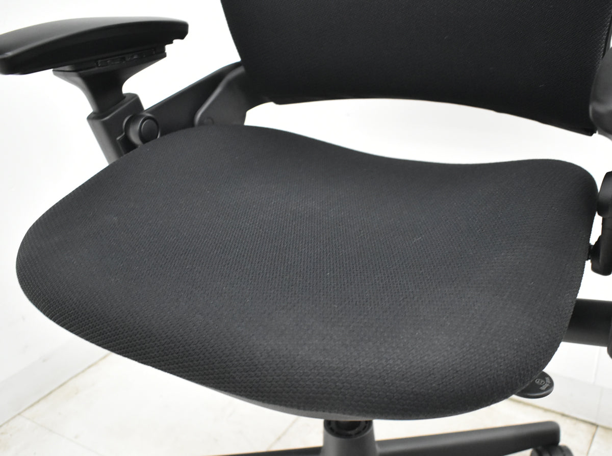 【中古】スチールケース　リープＶ２　可動肘　ＵＳモデル　ブラック　2026070904【中古オフィス家具】