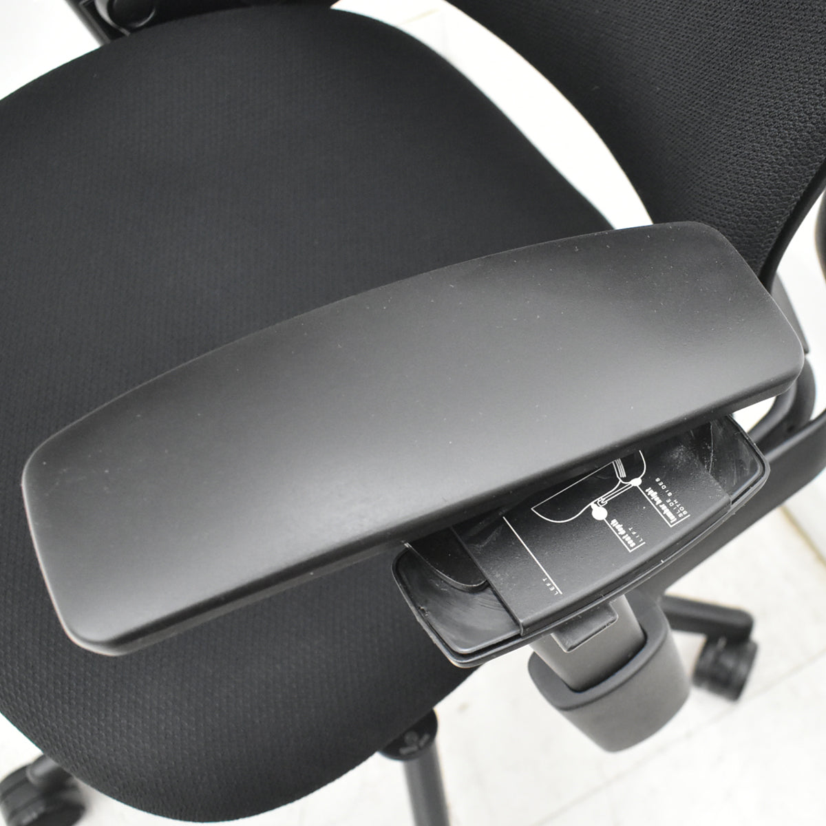 【中古】スチールケース　リープＶ２　可動肘　ＵＳモデル　ブラック　2026070904【中古オフィス家具】