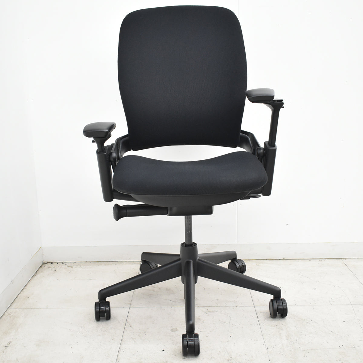 【中古】スチールケース　リープＶ２　可動肘　ＵＳモデル　ブラック　2026070904【中古オフィス家具】