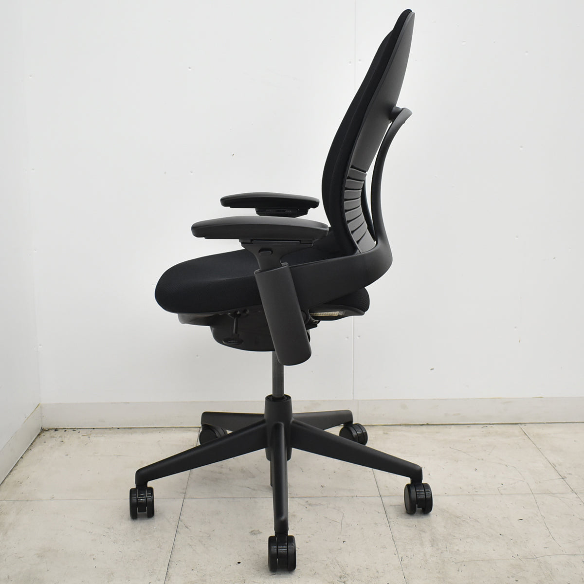 【中古】スチールケース　リープＶ２　可動肘　ＵＳモデル　ブラック　2026070904【中古オフィス家具】