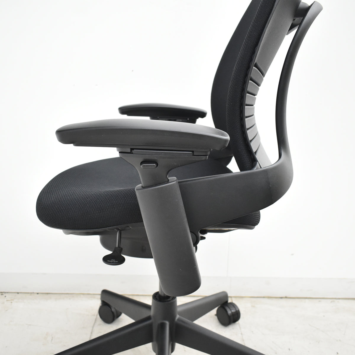 【中古】スチールケース　リープＶ２　可動肘　ＵＳモデル　ブラック　2026070904【中古オフィス家具】