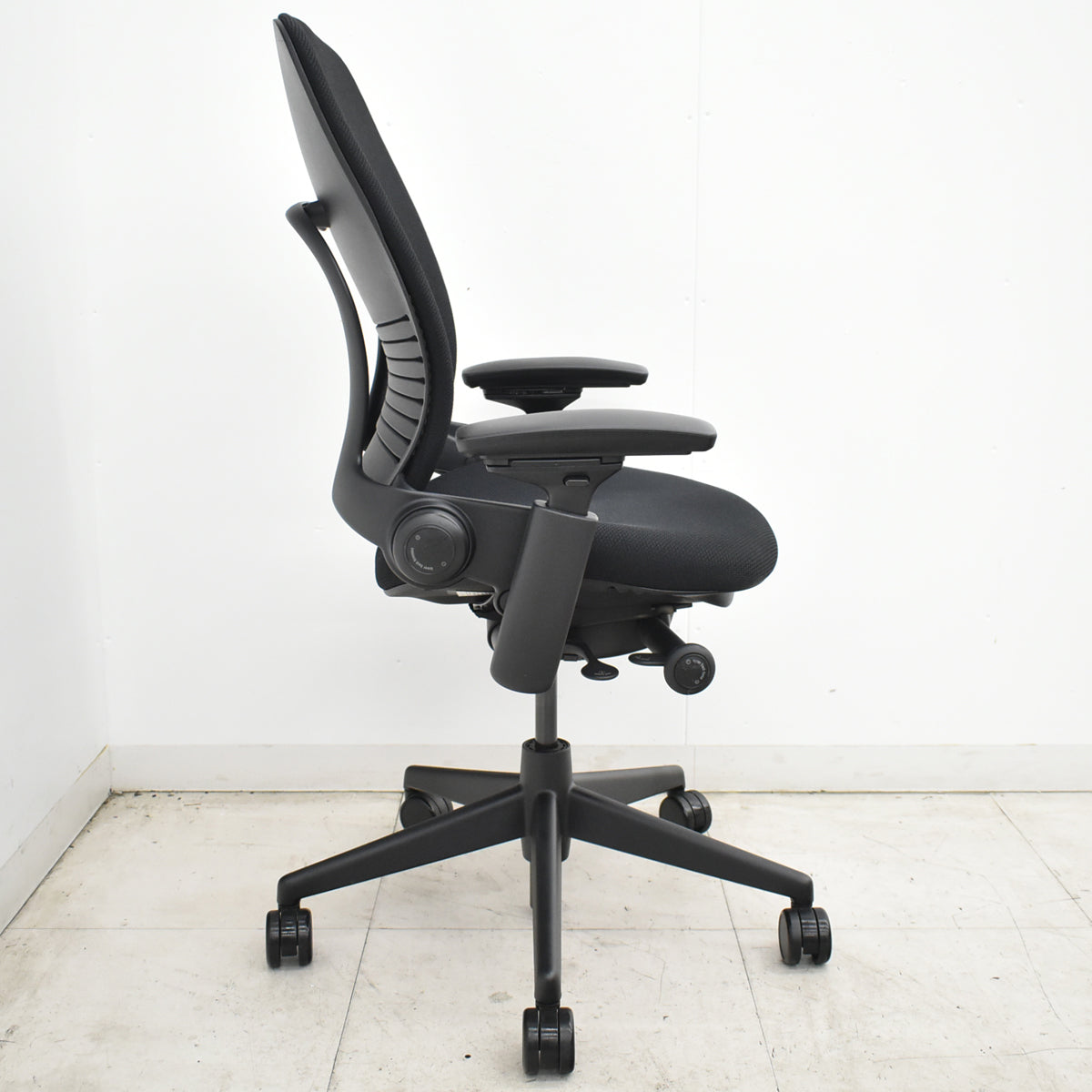 【中古】スチールケース　リープＶ２　可動肘　ＵＳモデル　ブラック　2026070904【中古オフィス家具】