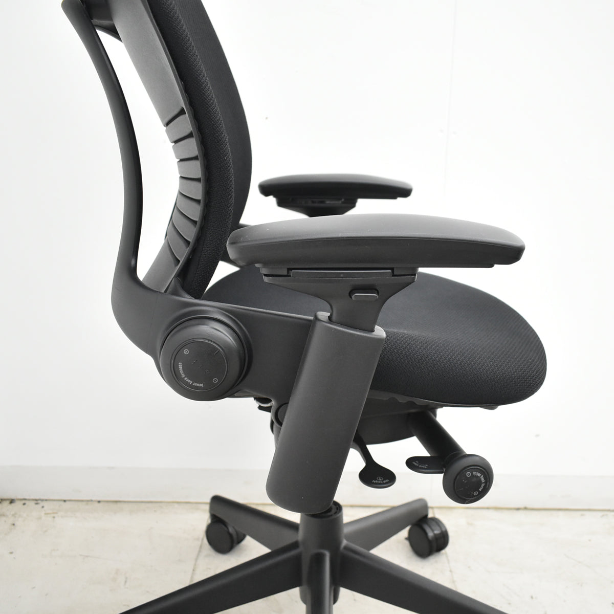 【中古】スチールケース　リープＶ２　可動肘　ＵＳモデル　ブラック　2026070904【中古オフィス家具】