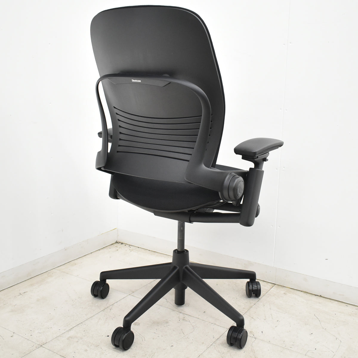 【中古】スチールケース　リープＶ２　可動肘　ＵＳモデル　ブラック　2026070904【中古オフィス家具】