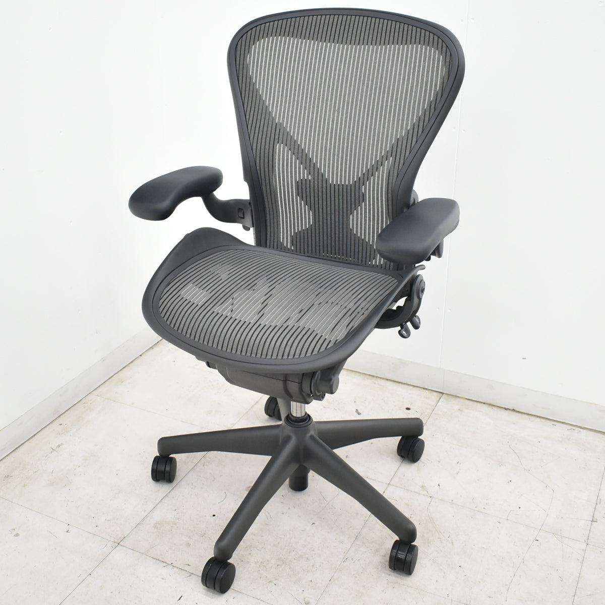 【中古】ハーマンミラー　アーロンチェア　Bサイズ　フル装備　ポスチャーフィット　肘パッド新型　肘レバータイプ　グレー　2026071302【中古オフィス家具】