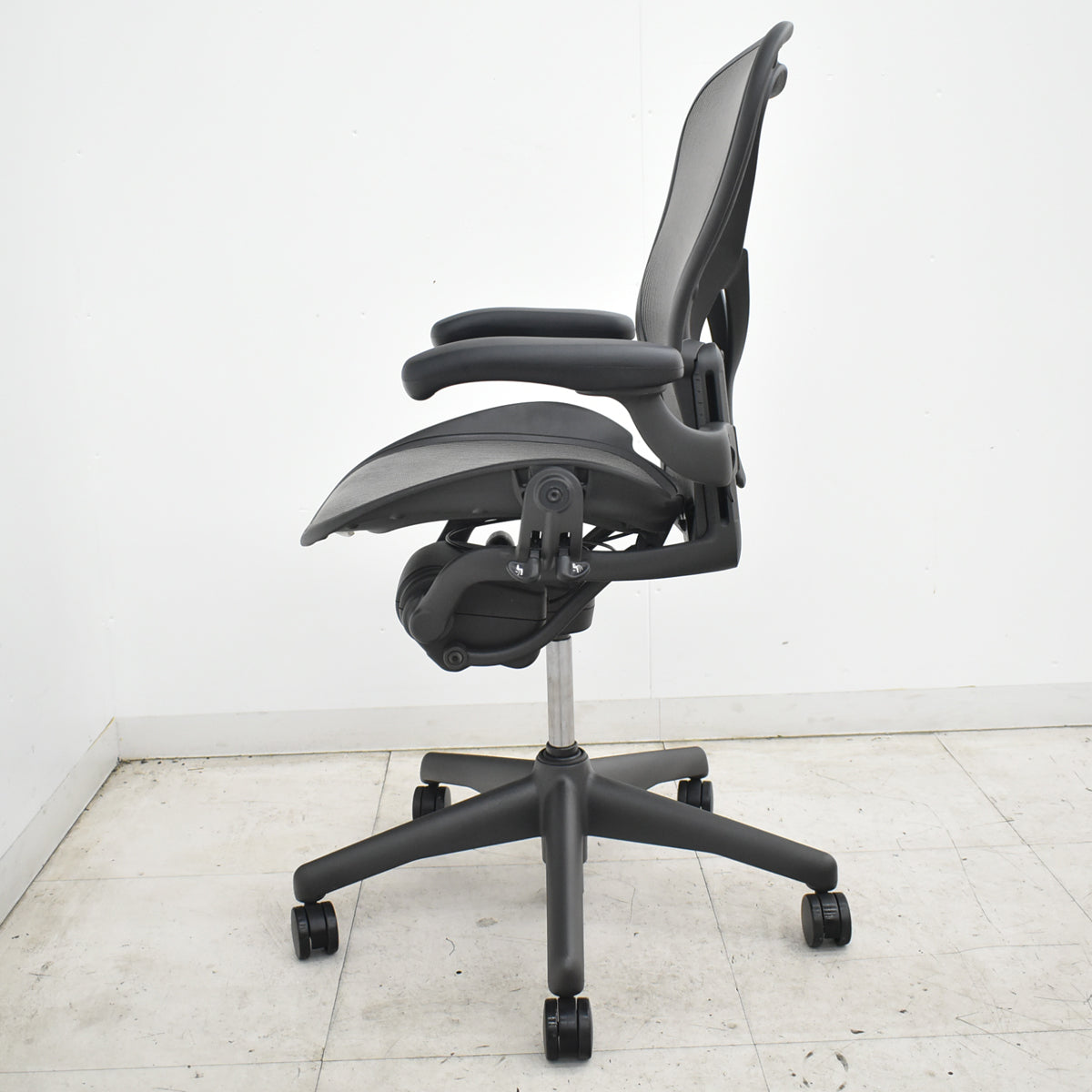 【中古】ハーマンミラー　アーロンチェア　Bサイズ　フル装備　ポスチャーフィット　肘パッド新型　肘レバータイプ　グレー　2026071302【中古オフィス家具】