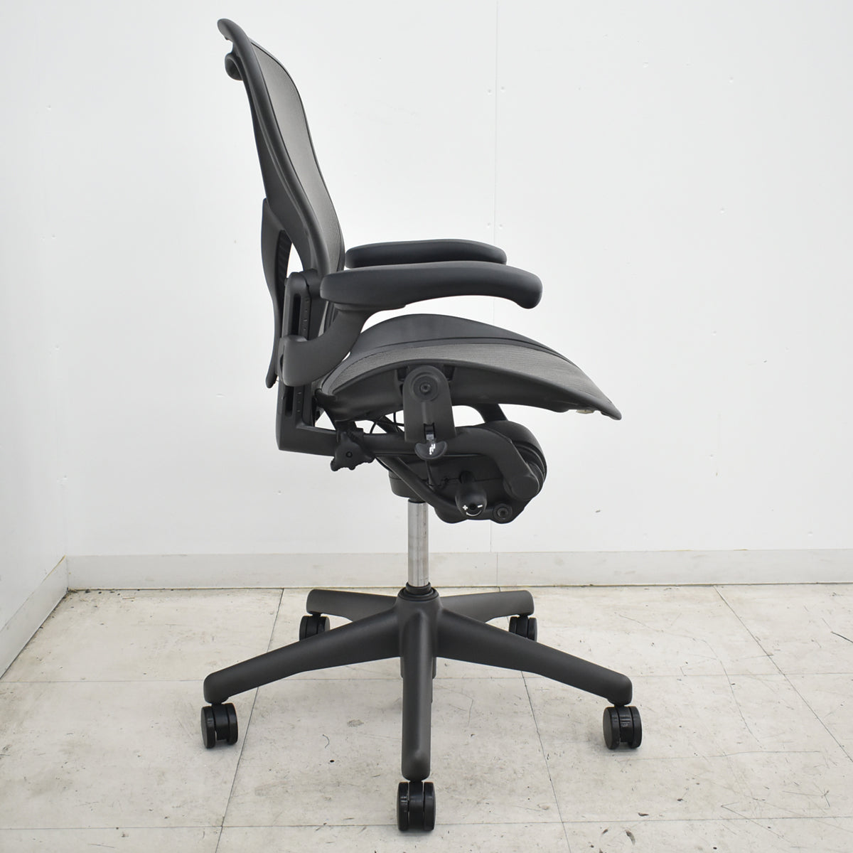 【中古】ハーマンミラー　アーロンチェア　Bサイズ　フル装備　ポスチャーフィット　肘パッド新型　肘レバータイプ　グレー　2026071302【中古オフィス家具】