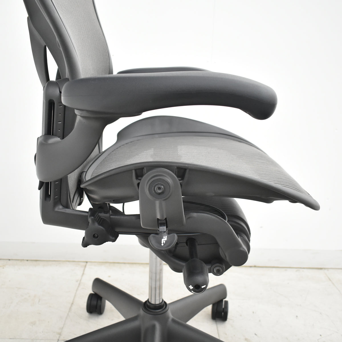 【中古】ハーマンミラー　アーロンチェア　Bサイズ　フル装備　ポスチャーフィット　肘パッド新型　肘レバータイプ　グレー　2026071302【中古オフィス家具】
