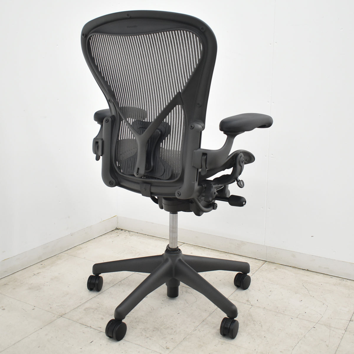 【中古】ハーマンミラー　アーロンチェア　Bサイズ　フル装備　ポスチャーフィット　肘パッド新型　肘レバータイプ　グレー　2026071302【中古オフィス家具】