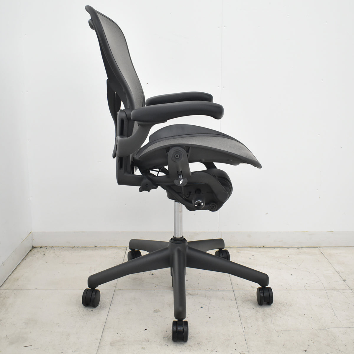 【中古】ハーマンミラー　アーロンチェア　Bサイズ　フル装備　ポスチャーフィット　グレー　2026071303【中古オフィス家具】