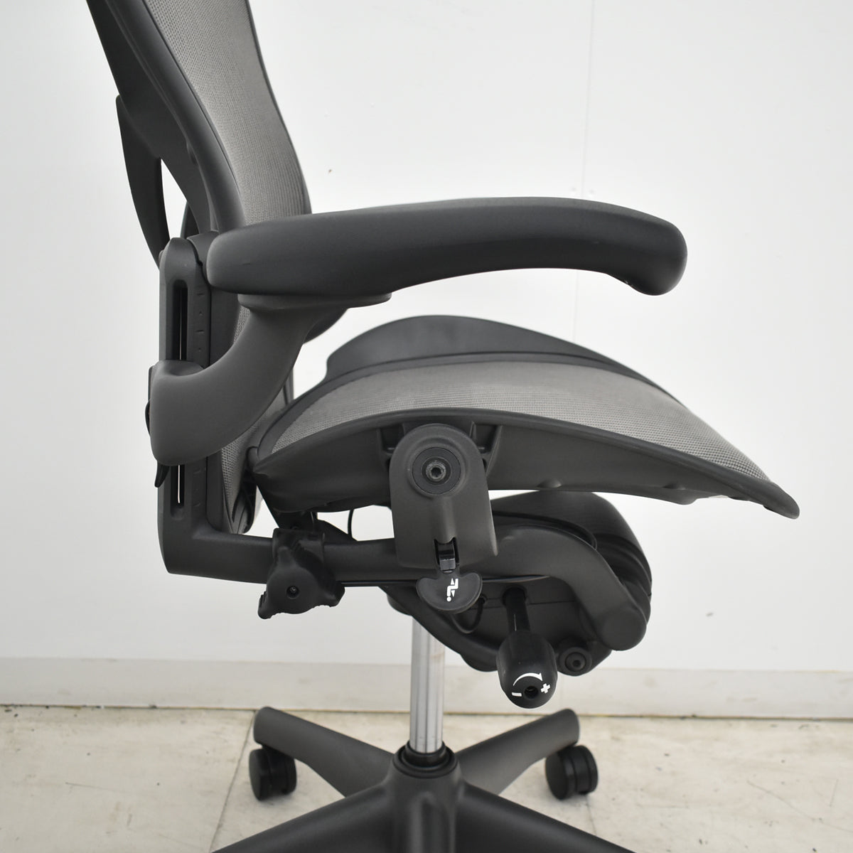 【中古】ハーマンミラー　アーロンチェア　Bサイズ　フル装備　ポスチャーフィット　グレー　2026071303【中古オフィス家具】