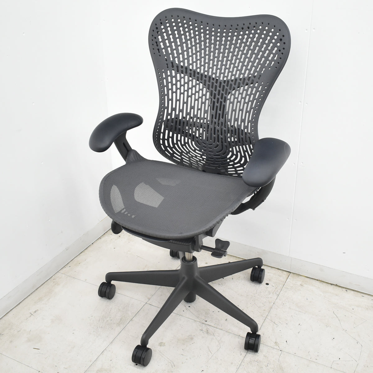 【中古】ハーマンミラー　ミラ２チェア　可動肘　トライフレックスバック　ポスチャーフィット　ブラック　2026071305【中古オフィス家具】