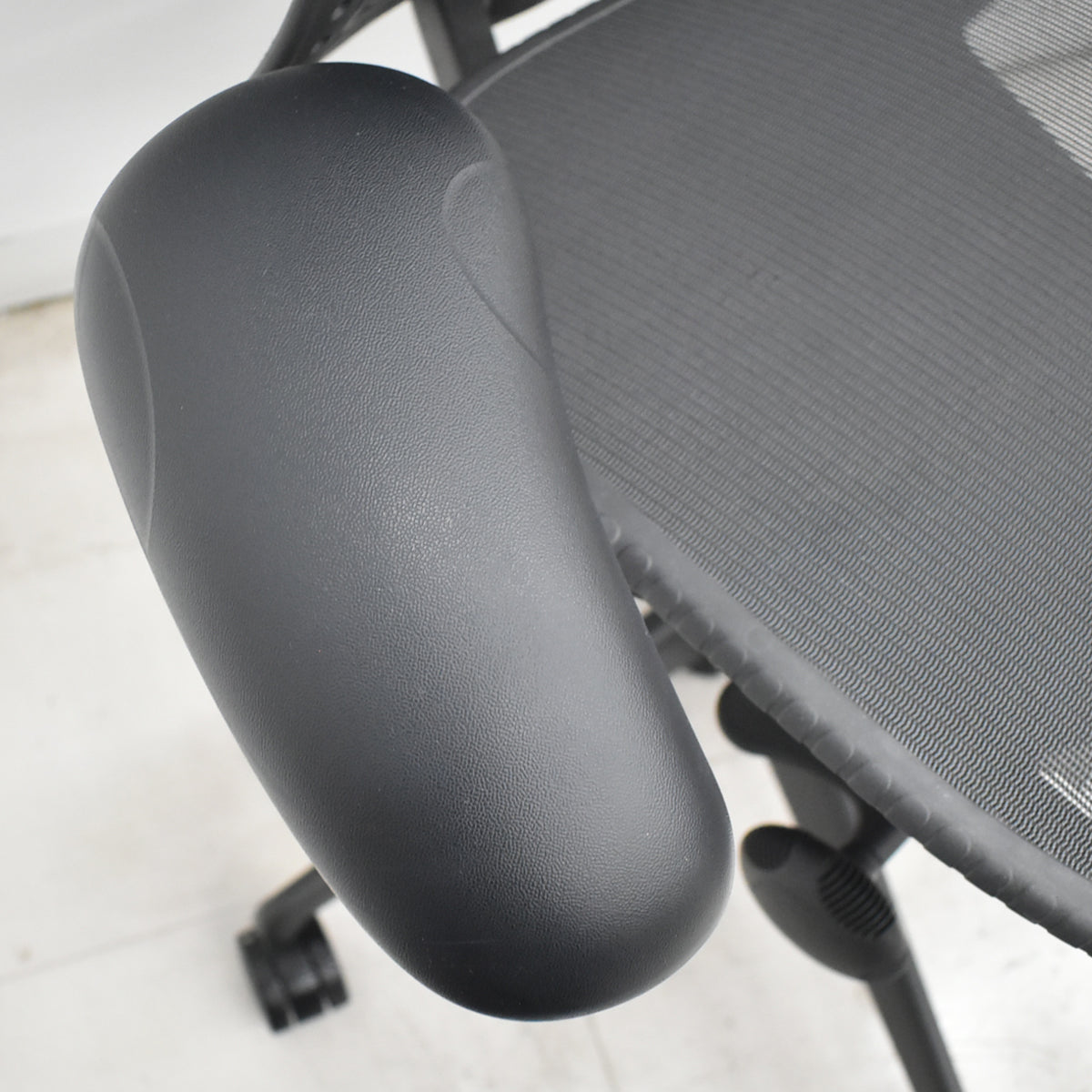 【中古】ハーマンミラー　ミラ２チェア　可動肘　トライフレックスバック　ポスチャーフィット　ブラック　2026071305【中古オフィス家具】