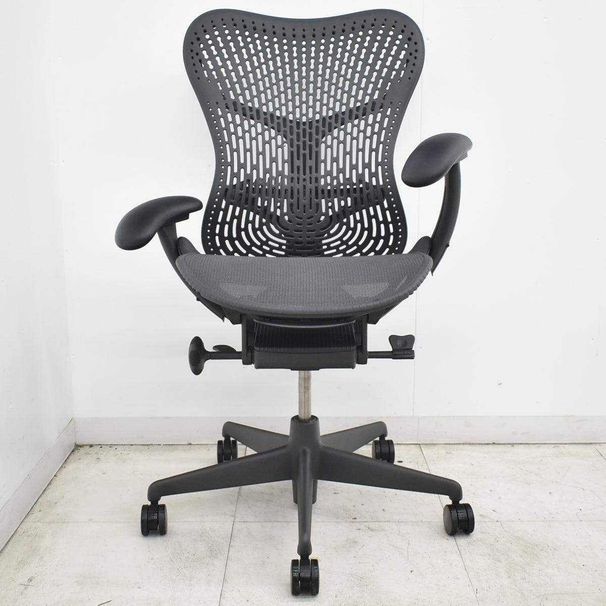 【中古】ハーマンミラー　ミラ２チェア　可動肘　トライフレックスバック　ポスチャーフィット　ブラック　2026071305【中古オフィス家具】