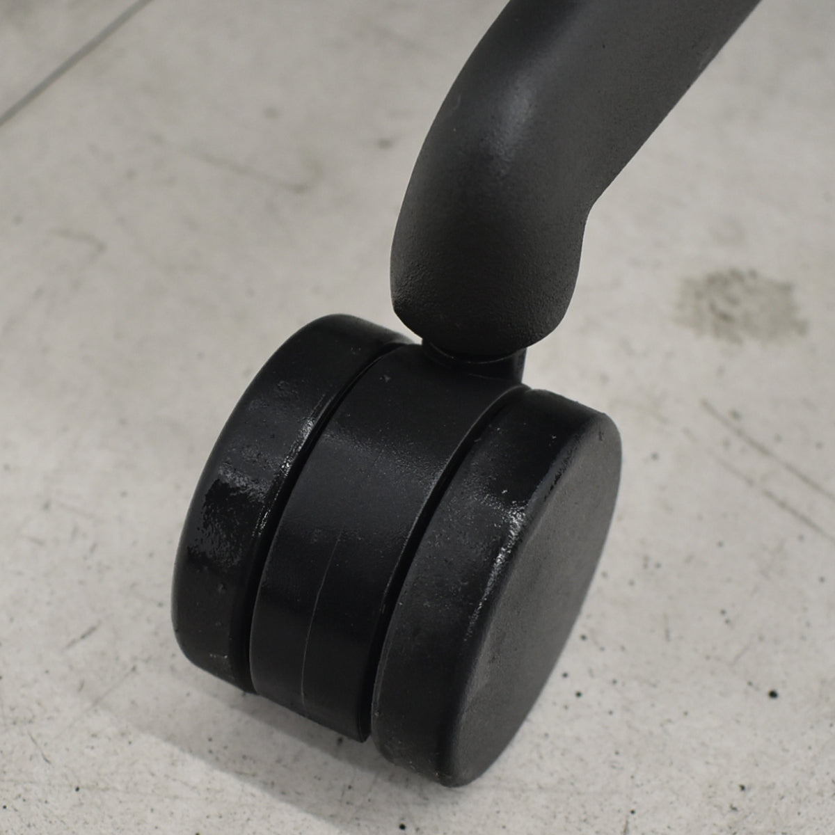 【中古】ハーマンミラー　ミラ２チェア　可動肘　トライフレックスバック　ポスチャーフィット　ブラック　2026071305【中古オフィス家具】