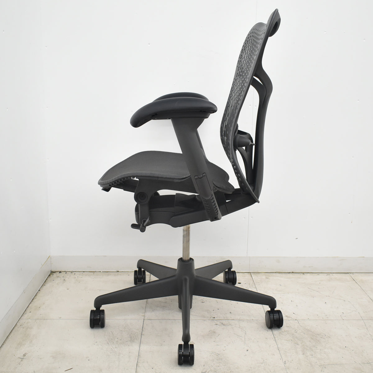 【中古】ハーマンミラー　ミラ２チェア　可動肘　トライフレックスバック　ポスチャーフィット　ブラック　2026071304【中古オフィス家具】