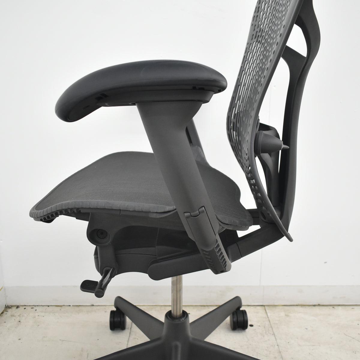 【中古】ハーマンミラー　ミラ２チェア　可動肘　トライフレックスバック　ポスチャーフィット　ブラック　2026071304【中古オフィス家具】