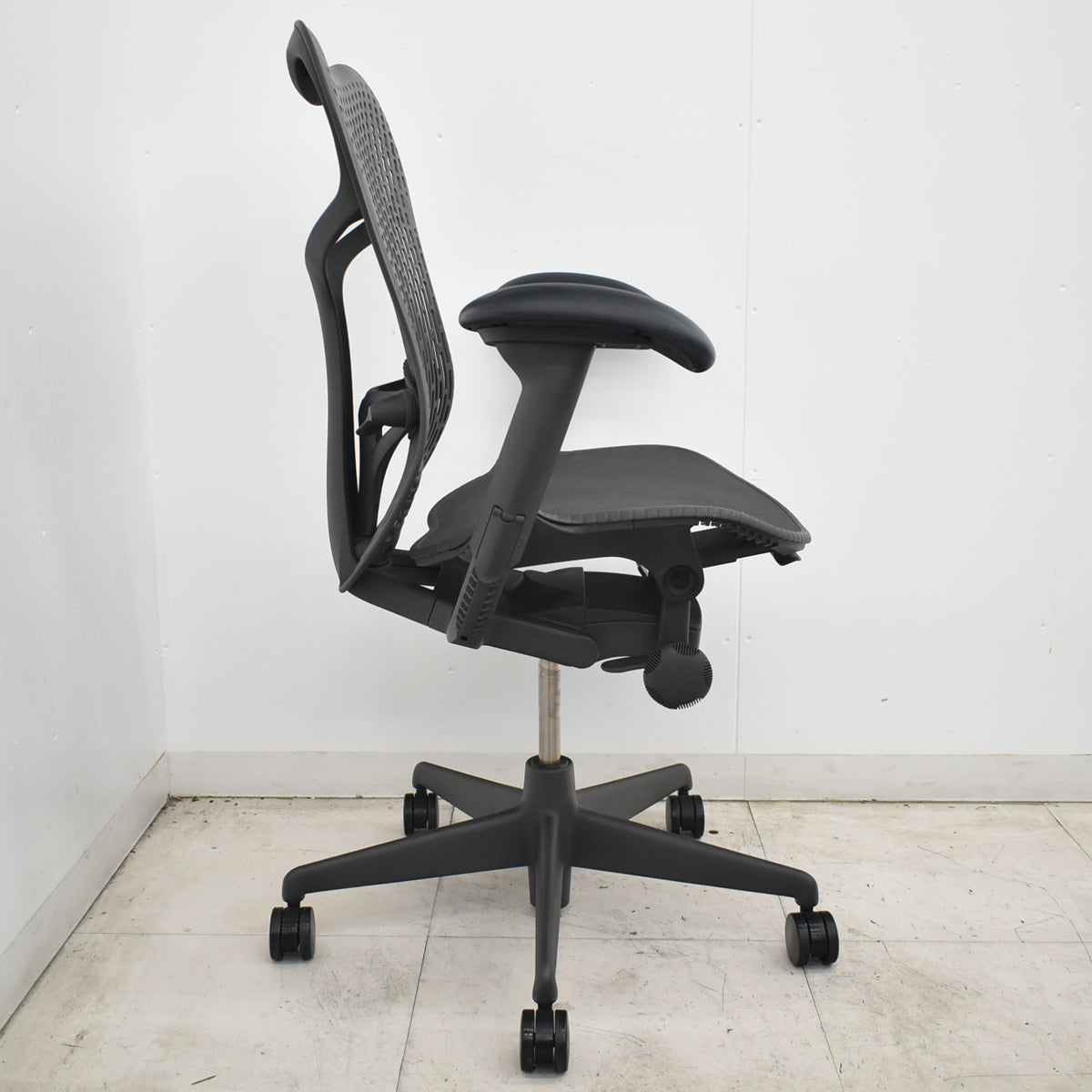 【中古】ハーマンミラー　ミラ２チェア　可動肘　トライフレックスバック　ポスチャーフィット　ブラック　2026071304【中古オフィス家具】