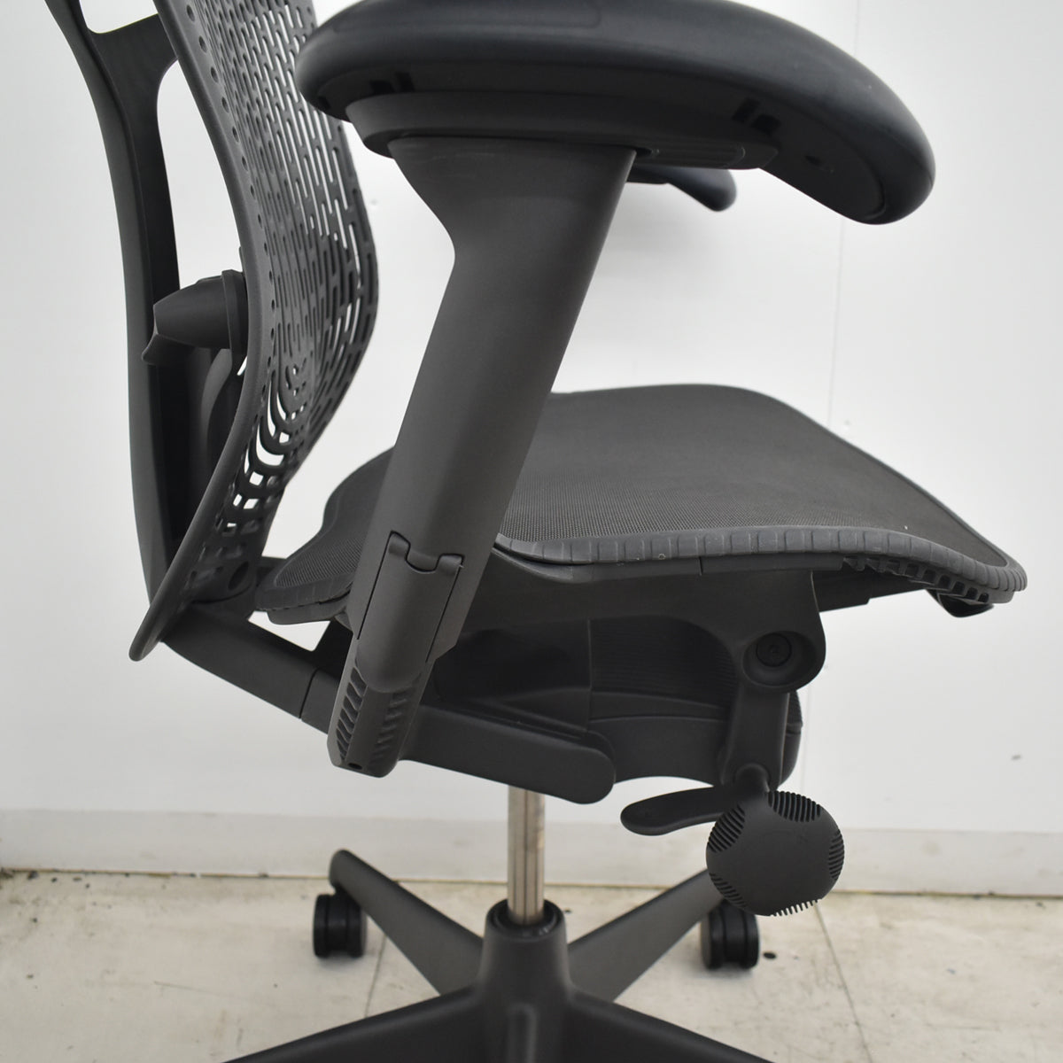 【中古】ハーマンミラー　ミラ２チェア　可動肘　トライフレックスバック　ポスチャーフィット　ブラック　2026071305【中古オフィス家具】
