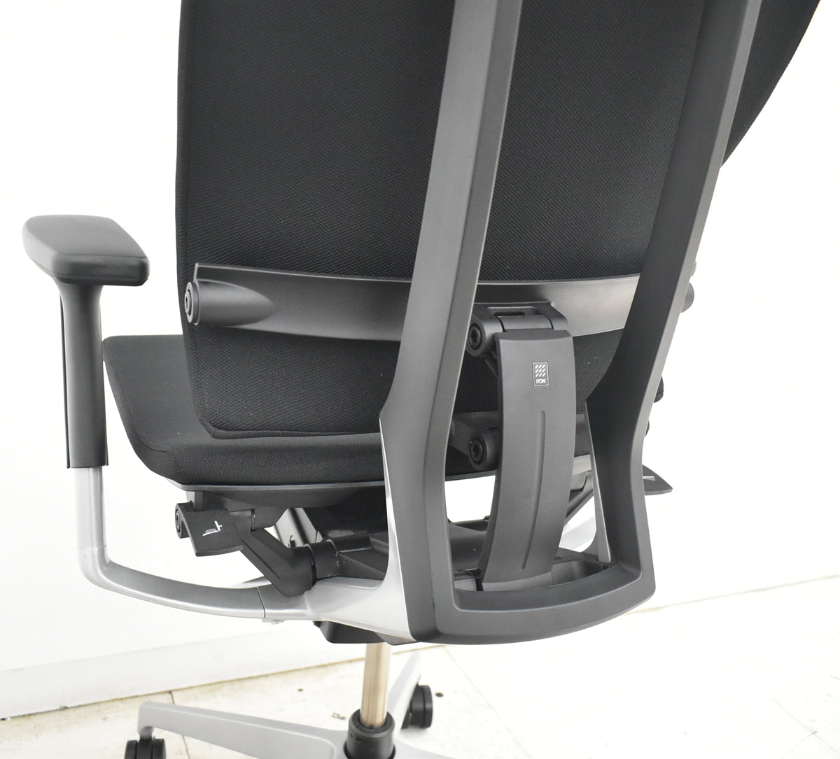 【中古】イトーキ　スピーナ　可動肘　クロスタイプ　シルバー脚　2020年製　ブラック　2026071401【中古オフィス家具】