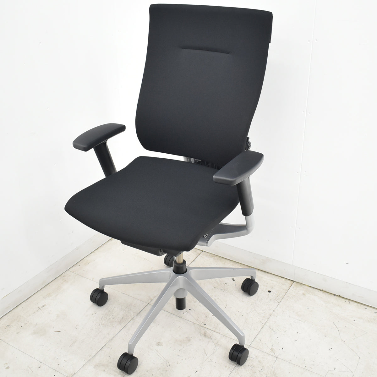 【中古】イトーキ　スピーナ　可動肘　クロスタイプ　シルバー脚　2020年製　ブラック　2026071401【中古オフィス家具】