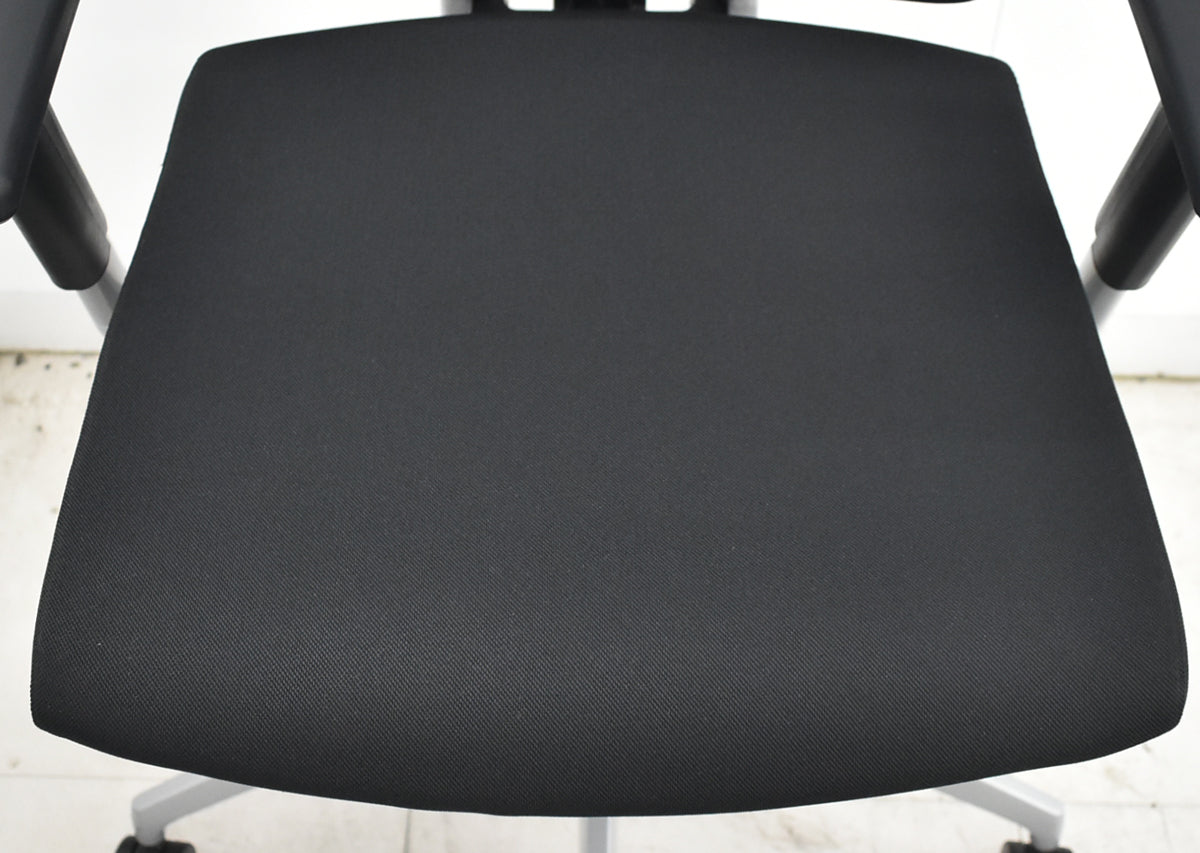 【中古】イトーキ　スピーナ　可動肘　クロスタイプ　シルバー脚　2020年製　ブラック　2026071401【中古オフィス家具】