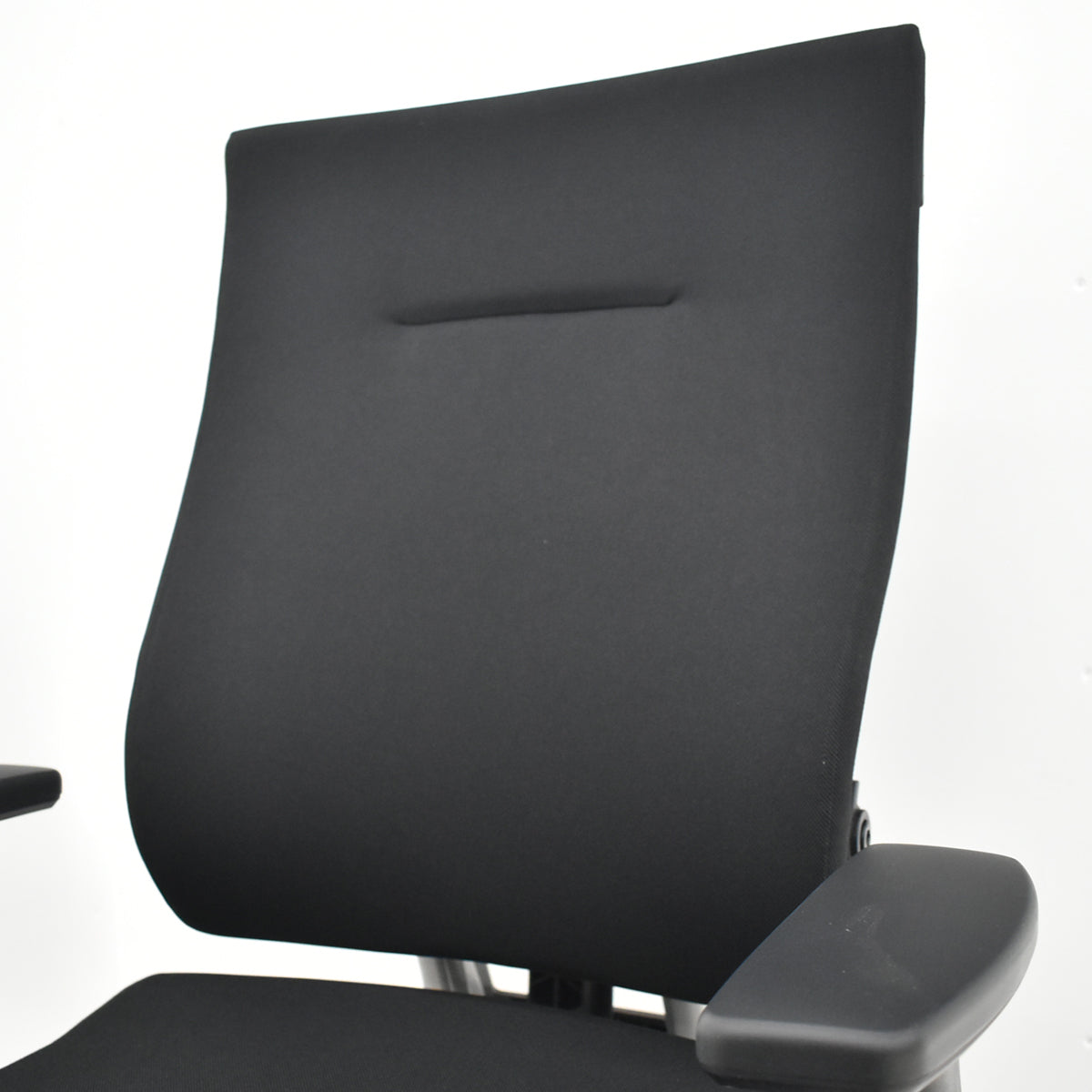【中古】イトーキ　スピーナ　可動肘　クロスタイプ　シルバー脚　2020年製　ブラック　2026071401【中古オフィス家具】