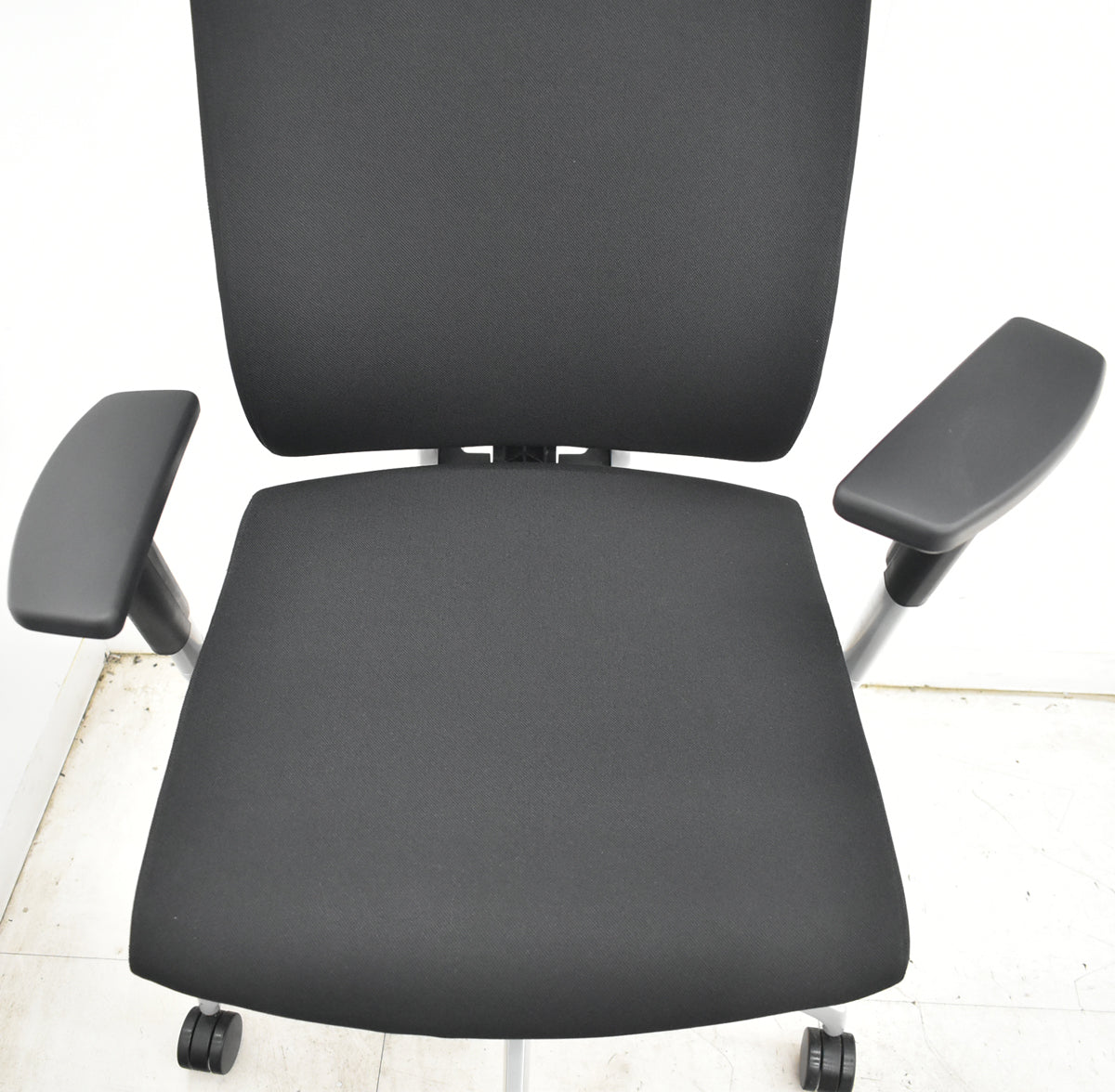 【中古】イトーキ　スピーナ　可動肘　クロスタイプ　シルバー脚　2020年製　ブラック　2026071401【中古オフィス家具】