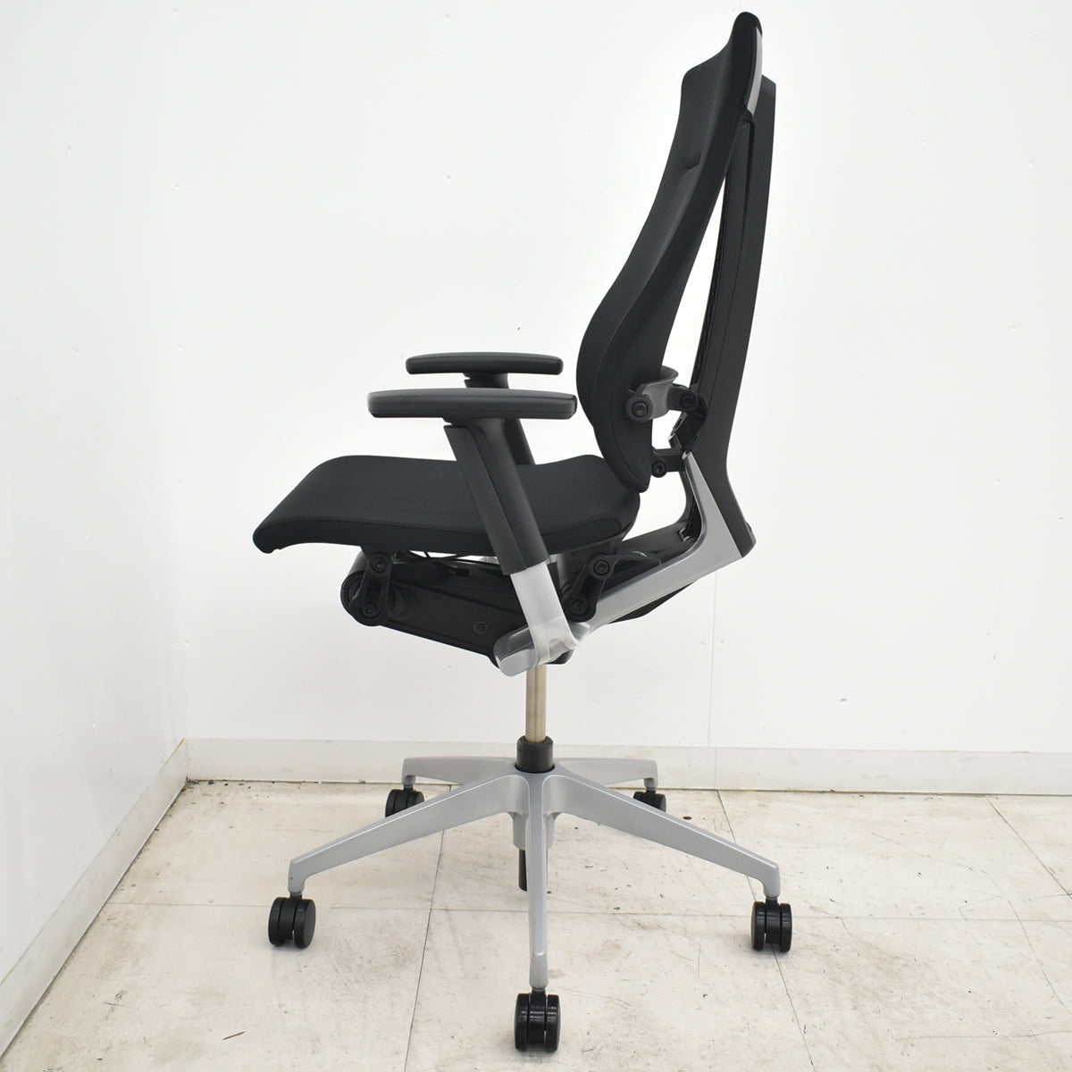 【中古】イトーキ　スピーナ　可動肘　クロスタイプ　シルバー脚　2020年製　ブラック　2026071401【中古オフィス家具】