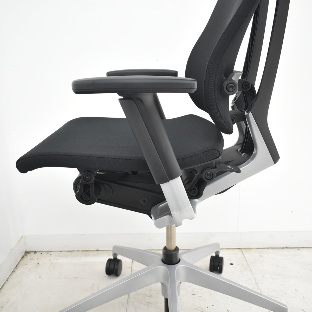 【中古】イトーキ　スピーナ　可動肘　クロスタイプ　シルバー脚　2020年製　ブラック　2026071401【中古オフィス家具】