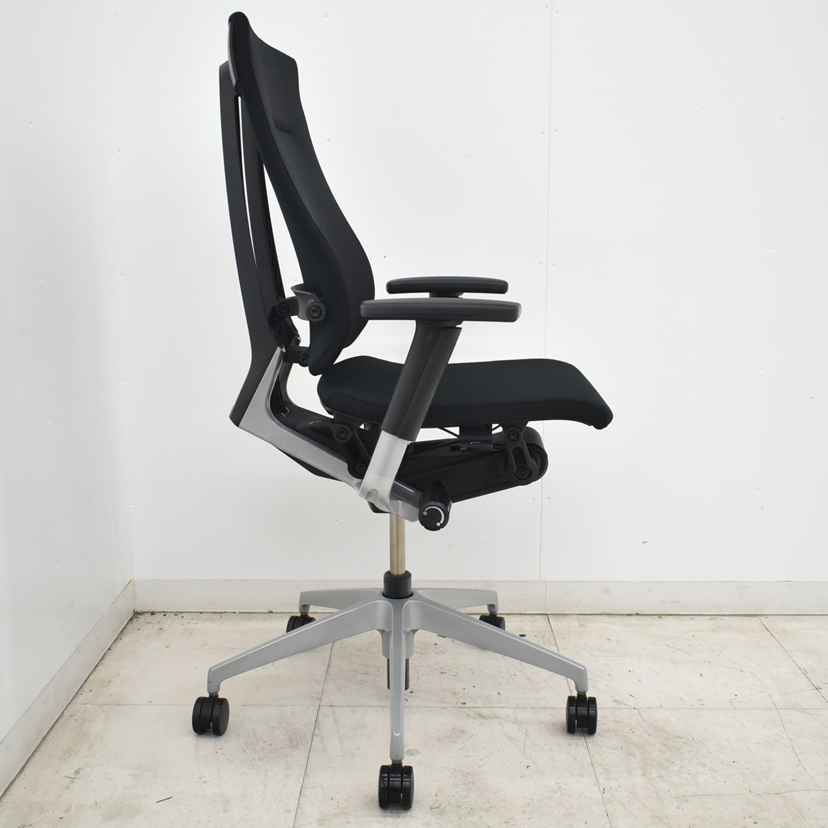 【中古】イトーキ　スピーナ　可動肘　クロスタイプ　シルバー脚　2020年製　ブラック　2026071401【中古オフィス家具】