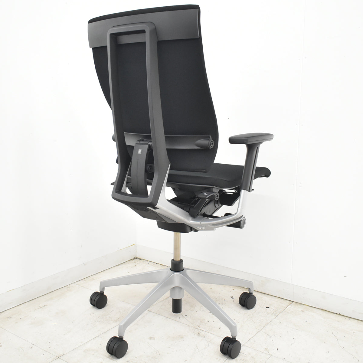 【中古】イトーキ　スピーナ　可動肘　クロスタイプ　シルバー脚　2020年製　ブラック　2026071401【中古オフィス家具】