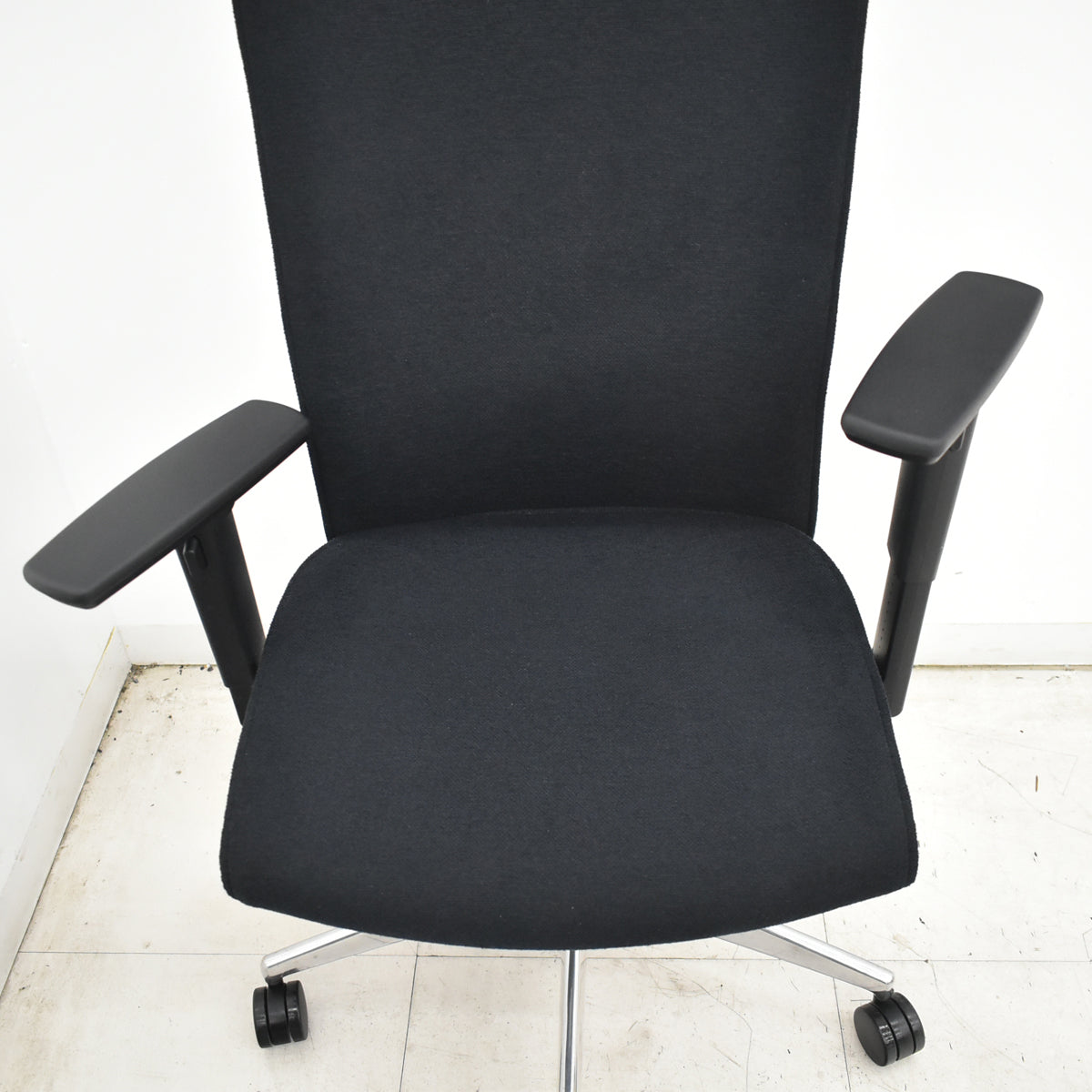 【中古】コクヨ　プント　ヘッドレスト付　可動肘　エアランバーサポート　ポリッシュ　2019年製　ブラック　2026071402【中古オフィス家具】