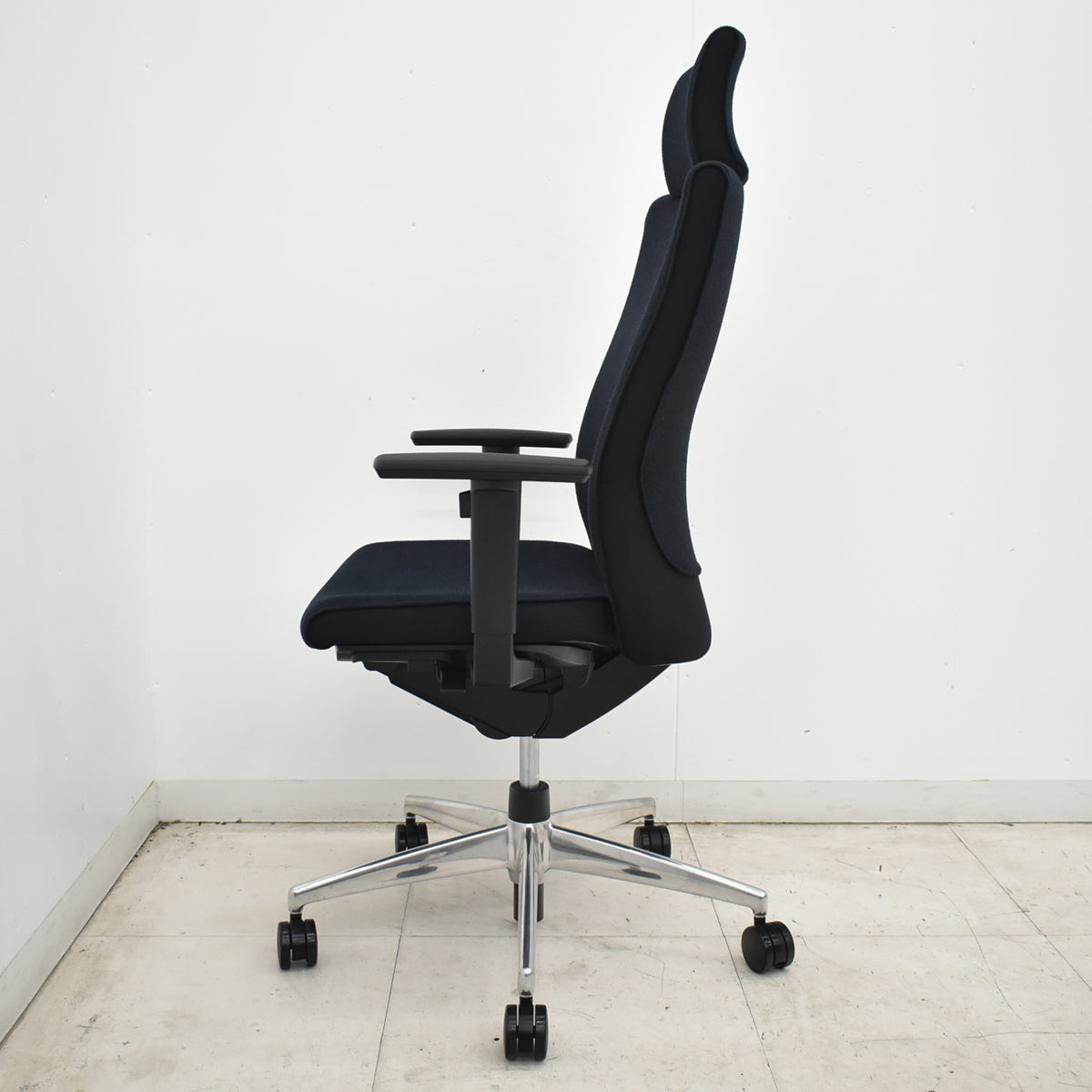 【中古】コクヨ　プント　ヘッドレスト付　可動肘　エアランバーサポート　ポリッシュ　2019年製　ブラック　2026071402【中古オフィス家具】