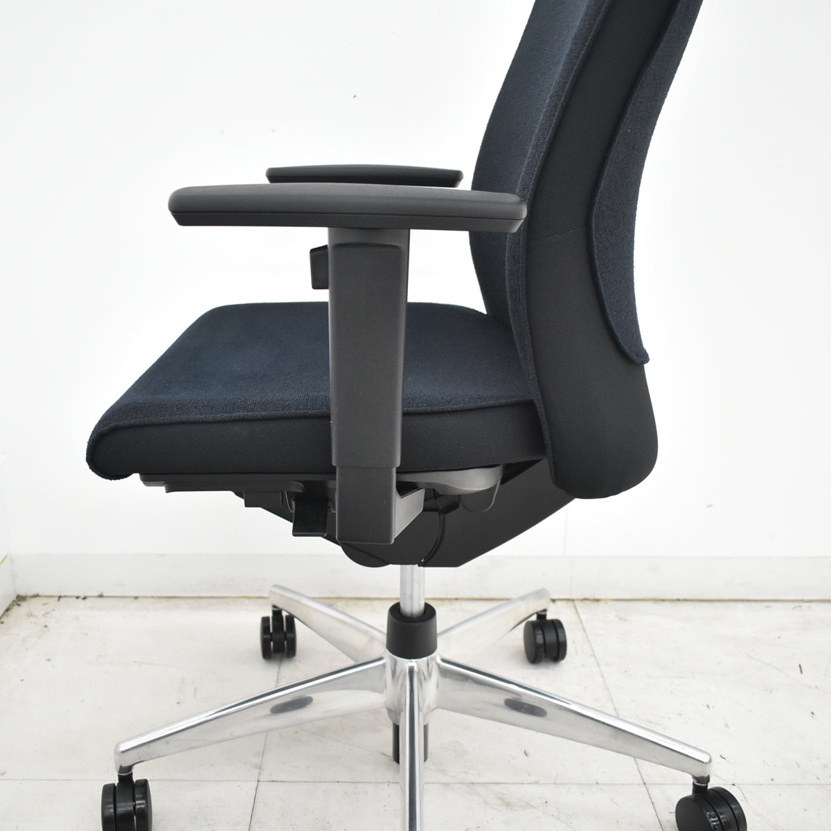 【中古】コクヨ　プント　ヘッドレスト付　可動肘　エアランバーサポート　ポリッシュ　2019年製　ブラック　2026071402【中古オフィス家具】