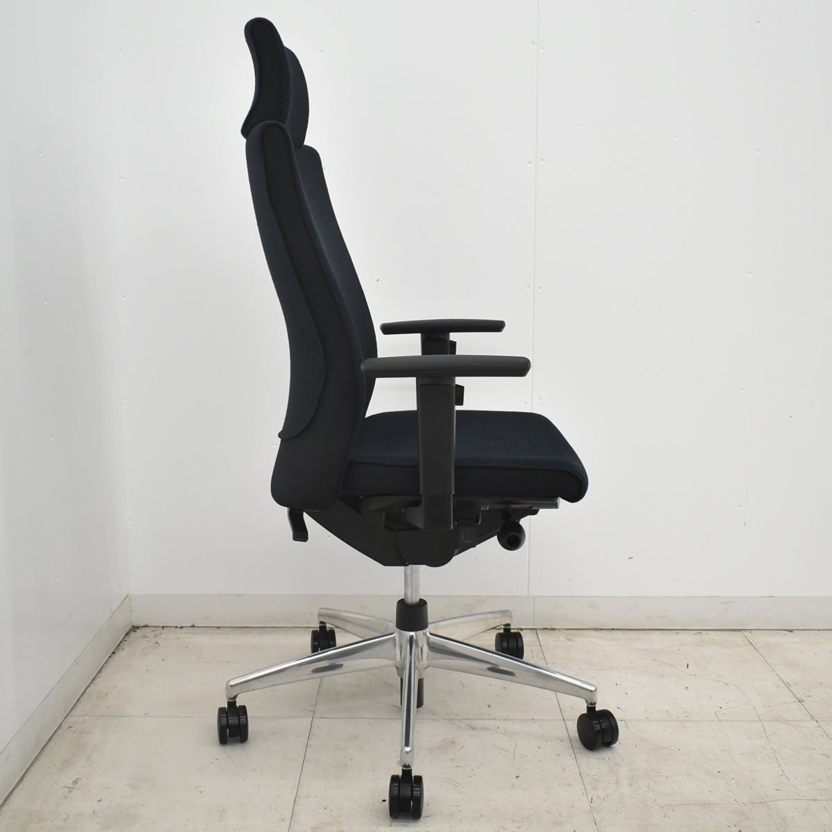 【中古】コクヨ　プント　ヘッドレスト付　可動肘　エアランバーサポート　ポリッシュ　2019年製　ブラック　2026071402【中古オフィス家具】