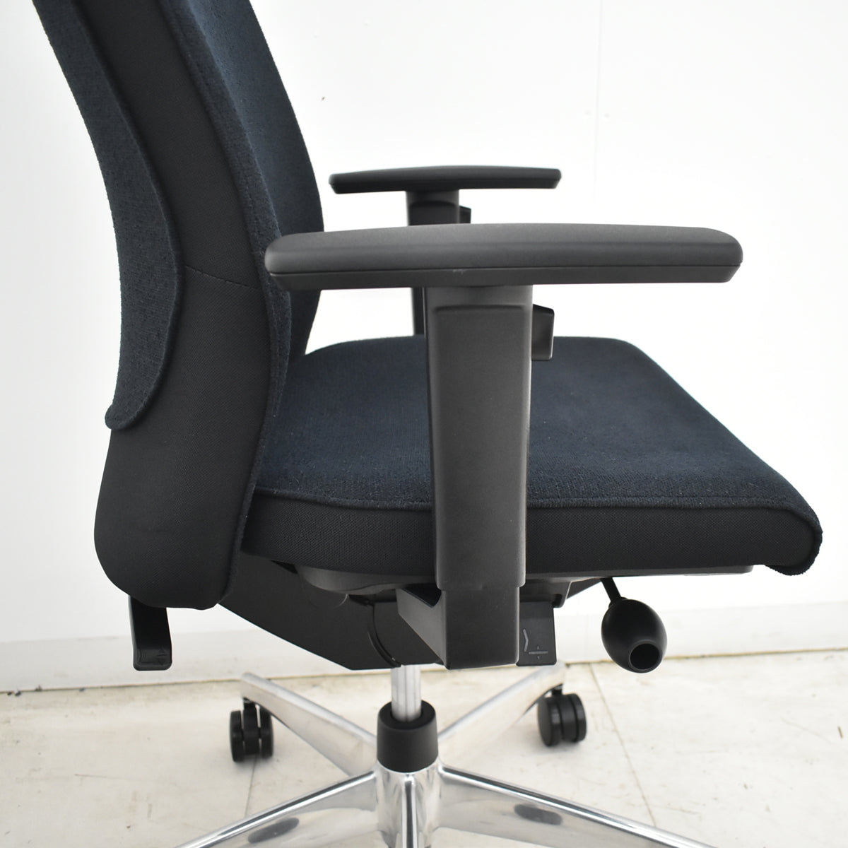 【中古】コクヨ　プント　ヘッドレスト付　可動肘　エアランバーサポート　ポリッシュ　2019年製　ブラック　2026071402【中古オフィス家具】