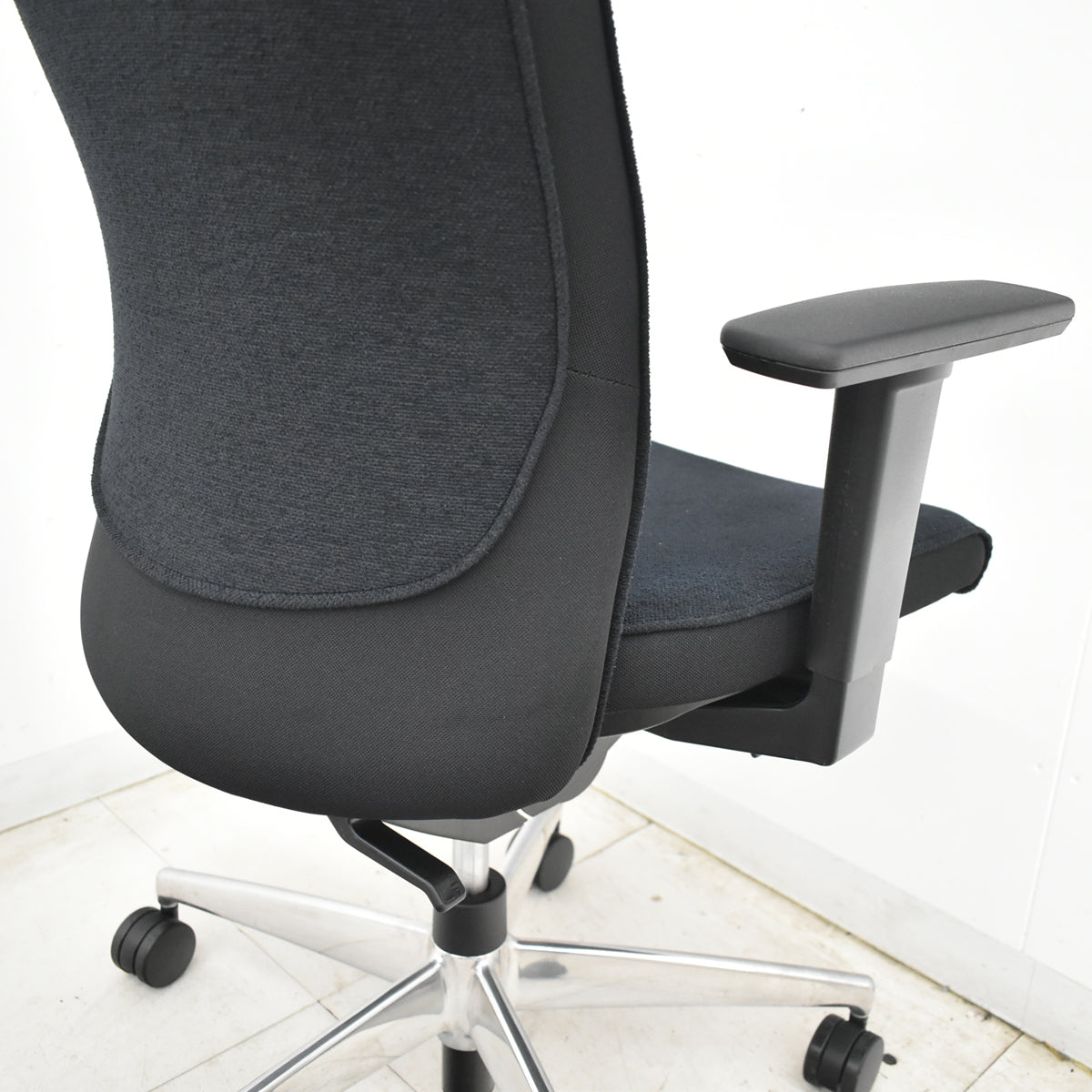 【中古】コクヨ　プント　ヘッドレスト付　可動肘　エアランバーサポート　ポリッシュ　2019年製　ブラック　2026071402【中古オフィス家具】
