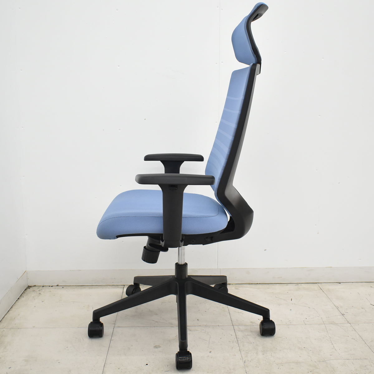 【中古】FURSYS　シディズ　T30チェア　固定ヘッドレスト　可動肘　ウレタンキャスター　ブルー　2026071403【中古オフィス家具】