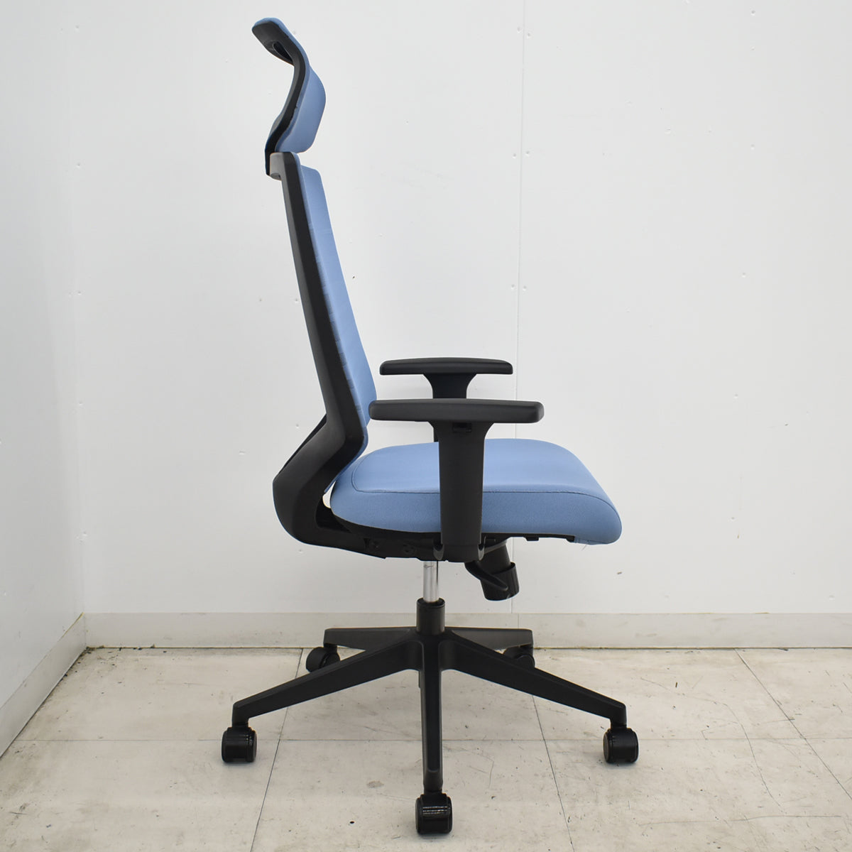 【中古】FURSYS　シディズ　T30チェア　固定ヘッドレスト　可動肘　ウレタンキャスター　ブルー　2026071403【中古オフィス家具】
