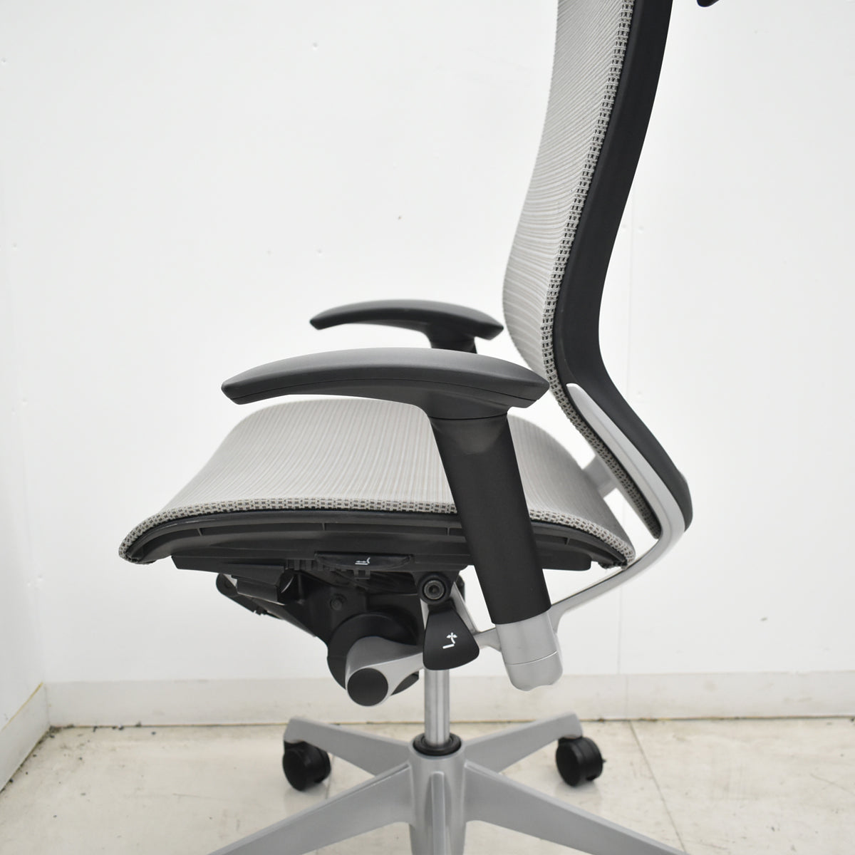 【中古】オカムラ　バロン　エクストラハイバック　可動肘　固定ヘッドレスト　ハンガー　グレー　2026071405【中古オフィス家具】