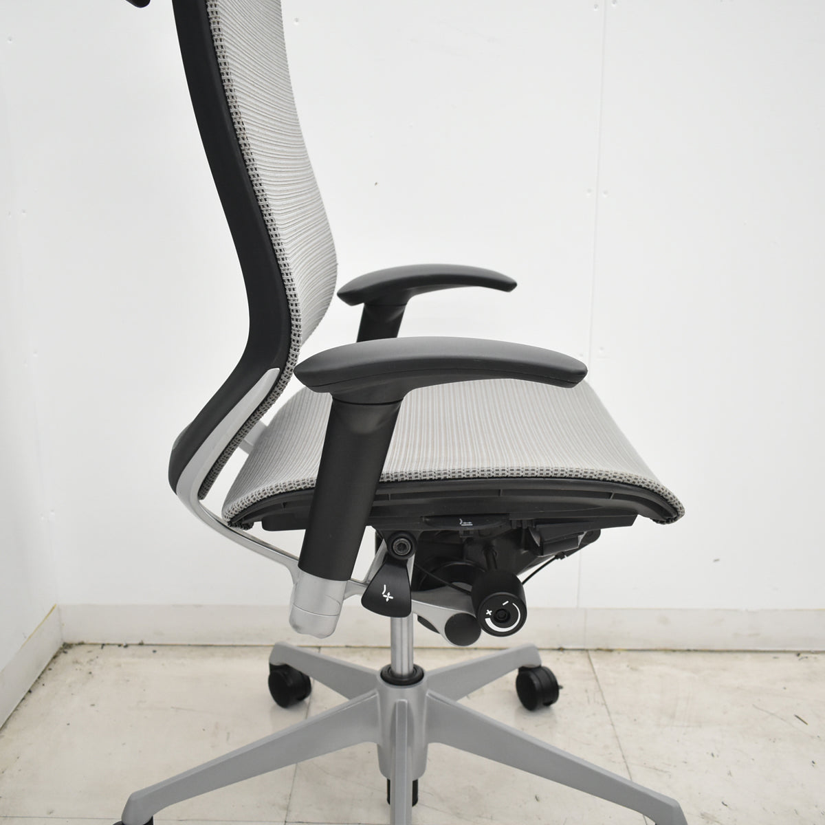 【中古】オカムラ　バロン　エクストラハイバック　可動肘　固定ヘッドレスト　ハンガー　グレー　2026071405【中古オフィス家具】