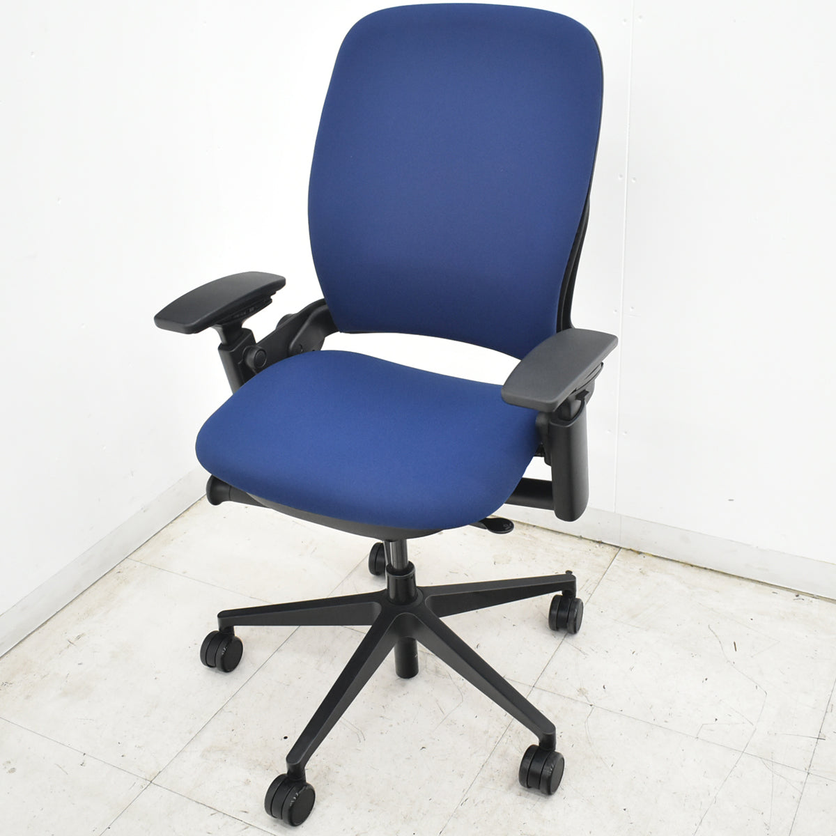 【中古】スチールケース　リープＶ２　APモデル　可動肘（新型肘パッド）ネイビー　2026071502【中古オフィス家具】
