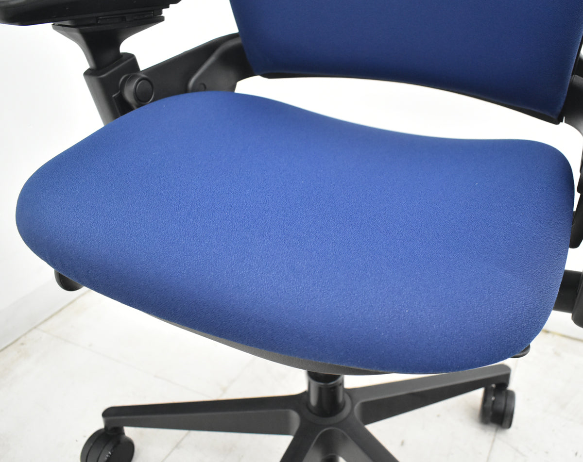 【中古】スチールケース　リープＶ２　APモデル　可動肘（新型肘パッド）ネイビー　2026071502【中古オフィス家具】