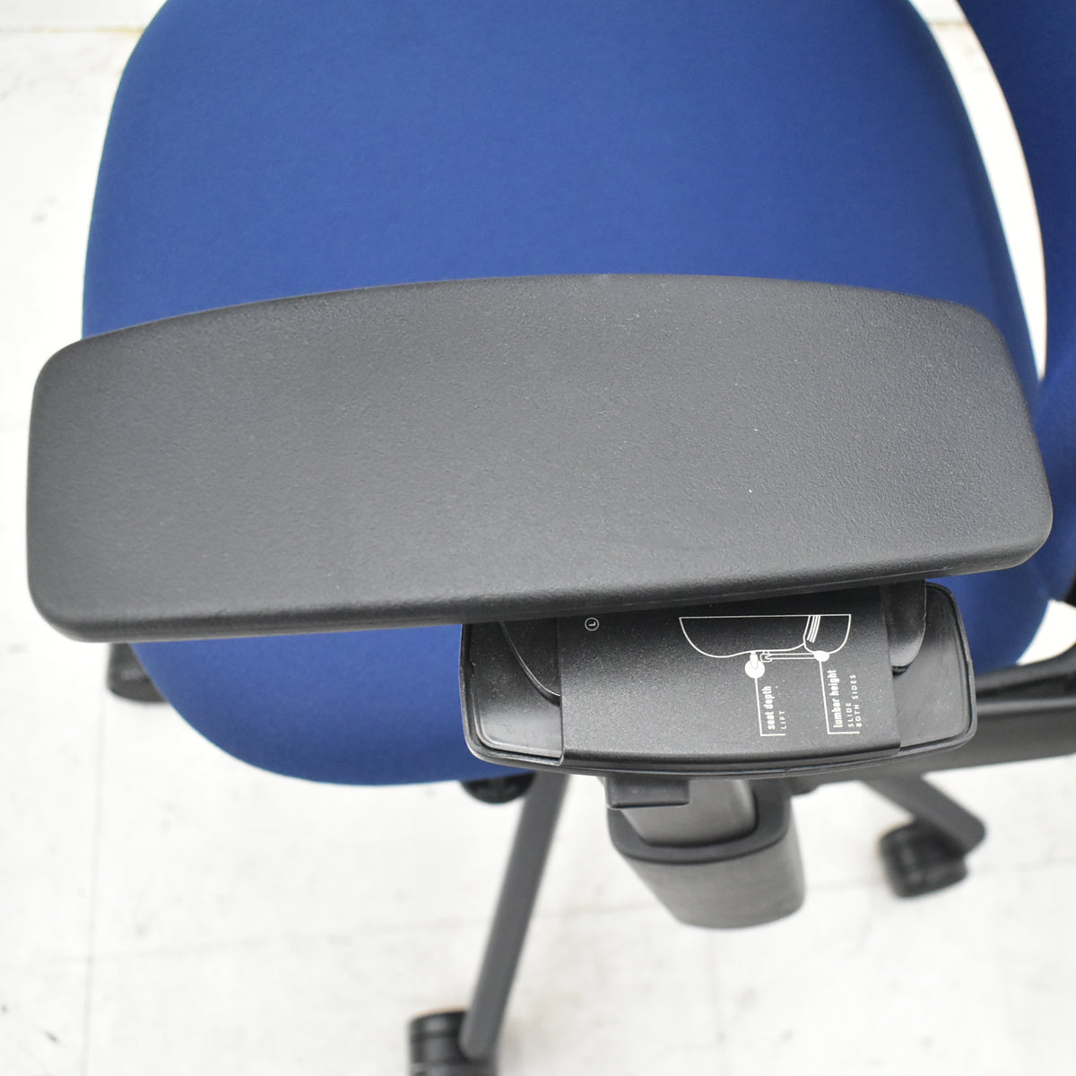 【中古】スチールケース　リープＶ２　APモデル　可動肘（新型肘パッド）ネイビー　2026071502【中古オフィス家具】