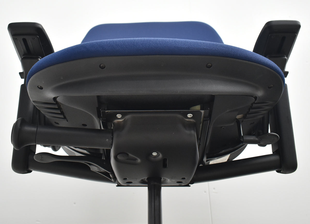 【中古】スチールケース　リープＶ２　APモデル　可動肘（新型肘パッド）ネイビー　2026071502【中古オフィス家具】
