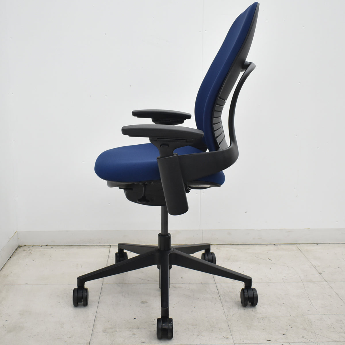 【中古】スチールケース　リープＶ２　APモデル　可動肘（新型肘パッド）ネイビー　2026071502【中古オフィス家具】